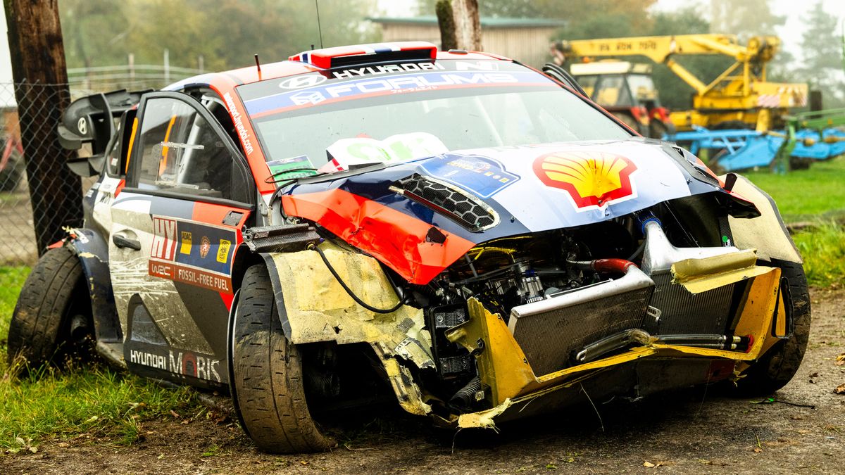 Nor při rallye nezvládl zatáčku, na Šumavě zničil auto i plot farmářovi