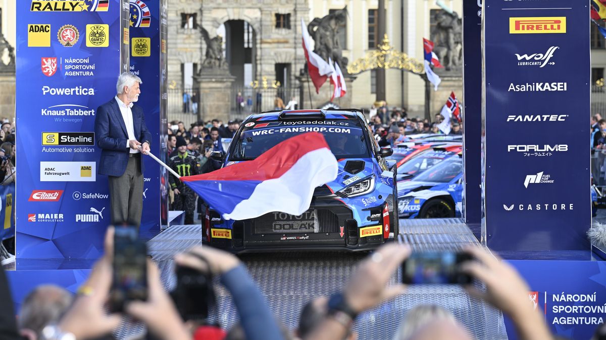 Prezident odstartoval v Praze závod WRC, úvodní test v Chuchli ovládl Ogier