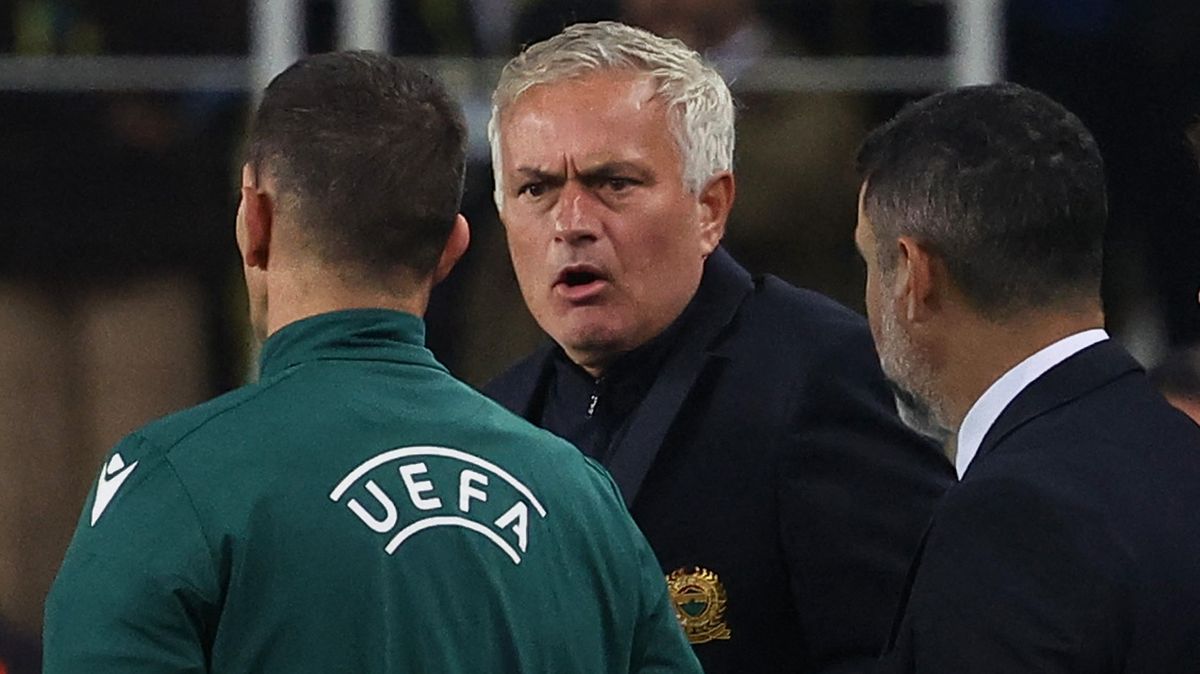 Mourinho řádil, dostal červenou. Po vyloučení si vystřelil z rozhodčího