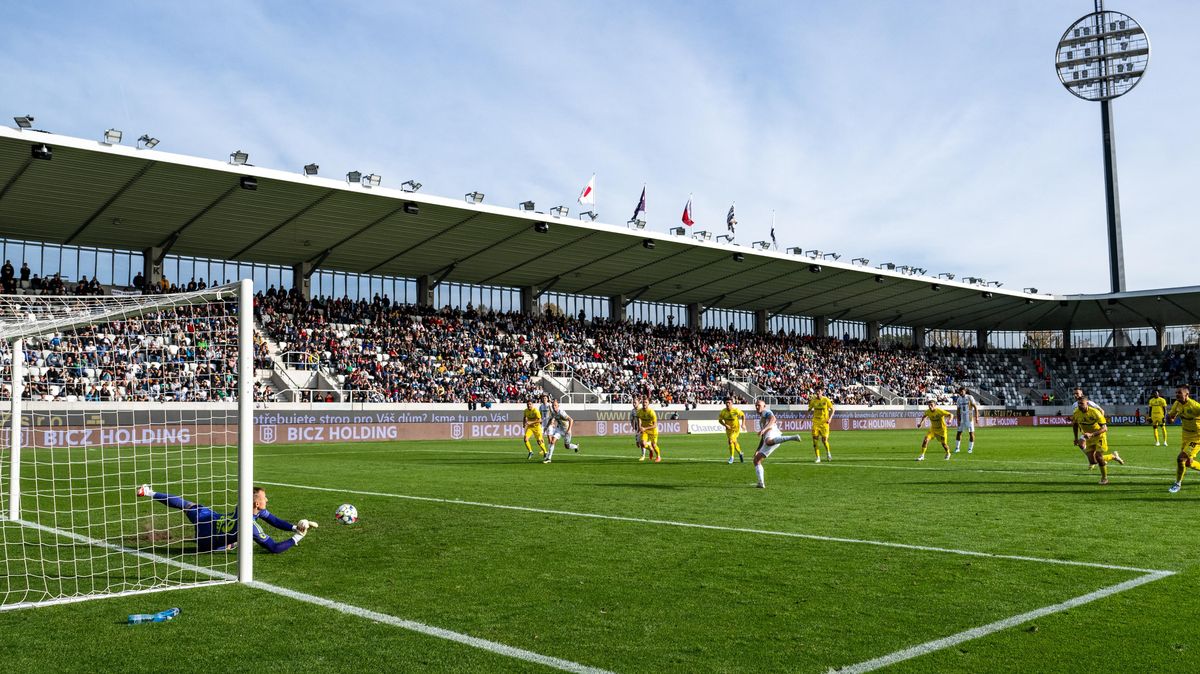 Komise rozhodčích: Hradec neměl kopat penaltu, gól na Spartě sudí uznali správně
