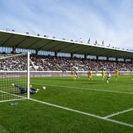  Brankář Tadeáš Stoppen z Olomouce chytá penaltu hradeckému kapitánovi Petru Kodešovi.