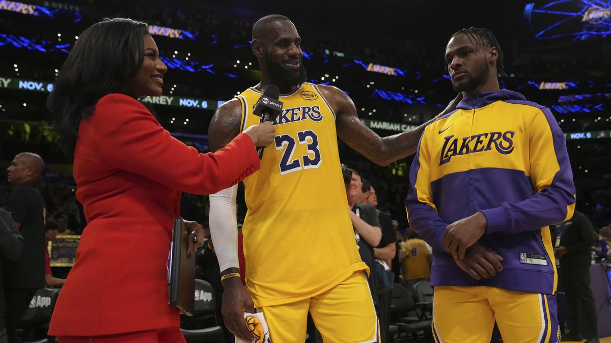 Historický okamžik v NBA. Slavný otec nastoupil společně se synem za jeden tým