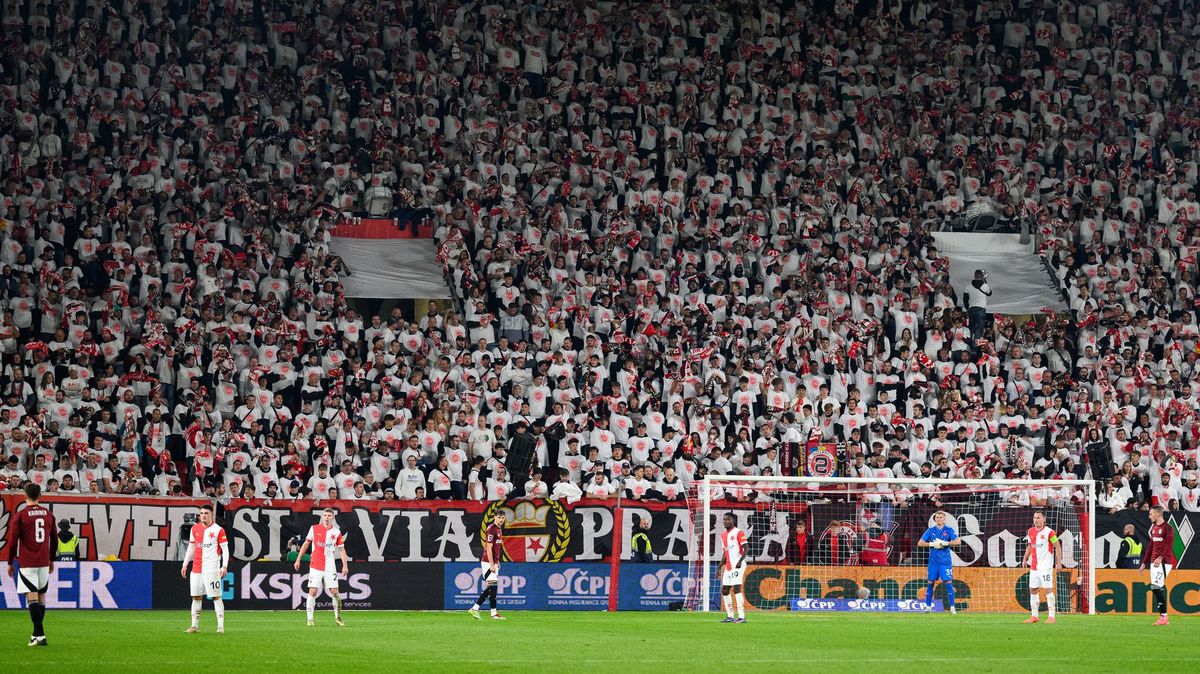 Pyro, nevhodné pokřiky. Slavia pyká za fanoušky v derby