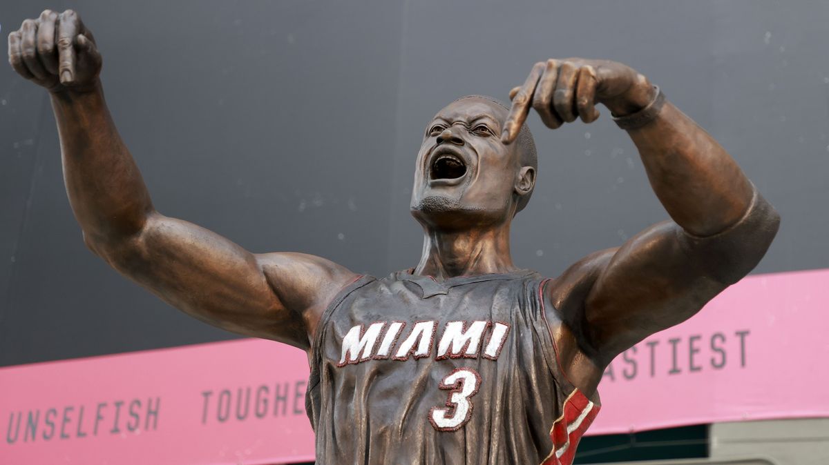 Kdo je ten chlap? Legendární basketbalista svou vlastní sochu nepoznával