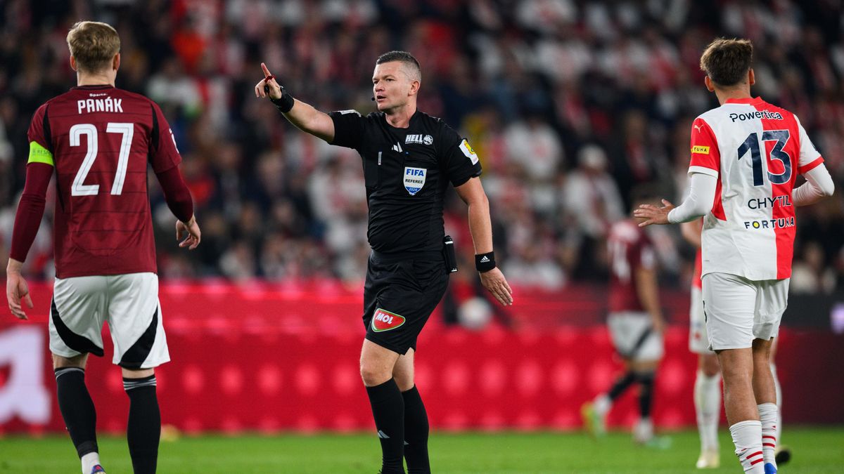 Emotivní závěr derby - nakonec devět žlutých, dvě červené! Zpochybňovaný a kritizovaný Szikszay dostal od trenérů pochvalu