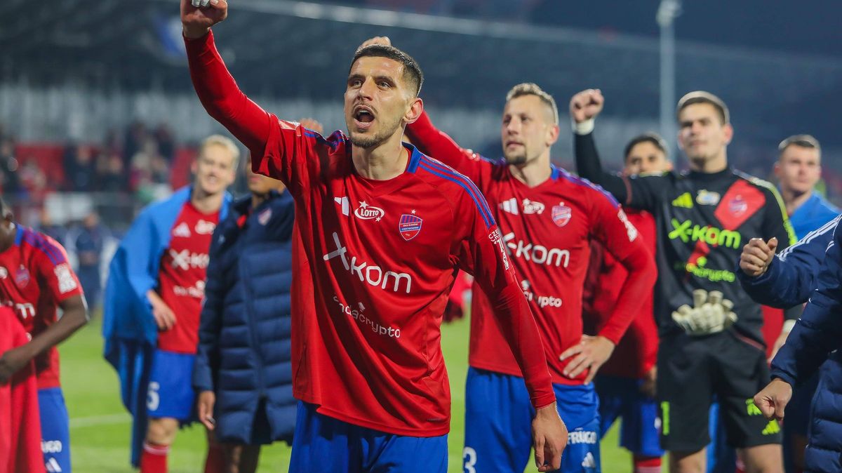 Stupidní vyloučení baví internet. Náhradník dvakrát při oslavách sundal dres, klub ho velebil