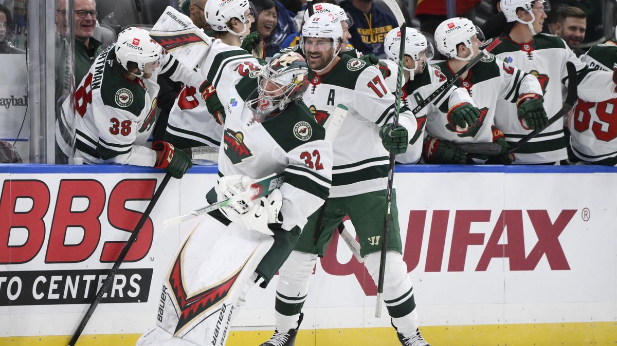 V Praze dostal čočku, teď je za hrdinu. Švédský gólman se v NHL zapsal mezi střelce