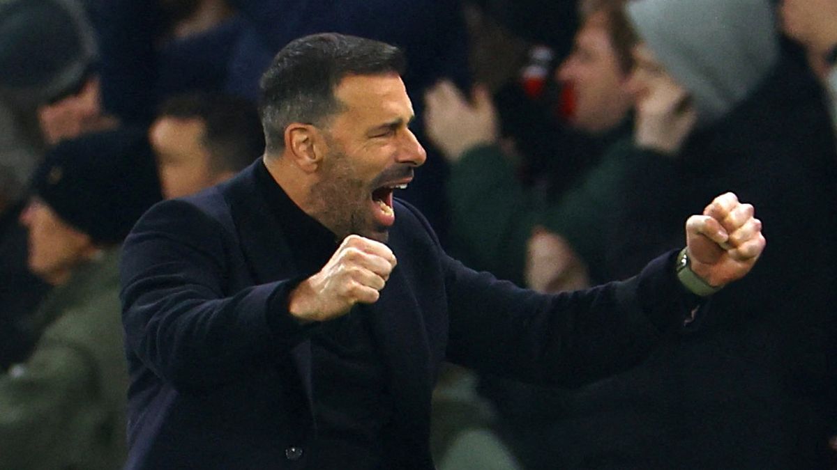 Prosím, zůstaň. Fanoušci si přejí setrvání legendy, slavný klub má ale spasit nový Mourinho