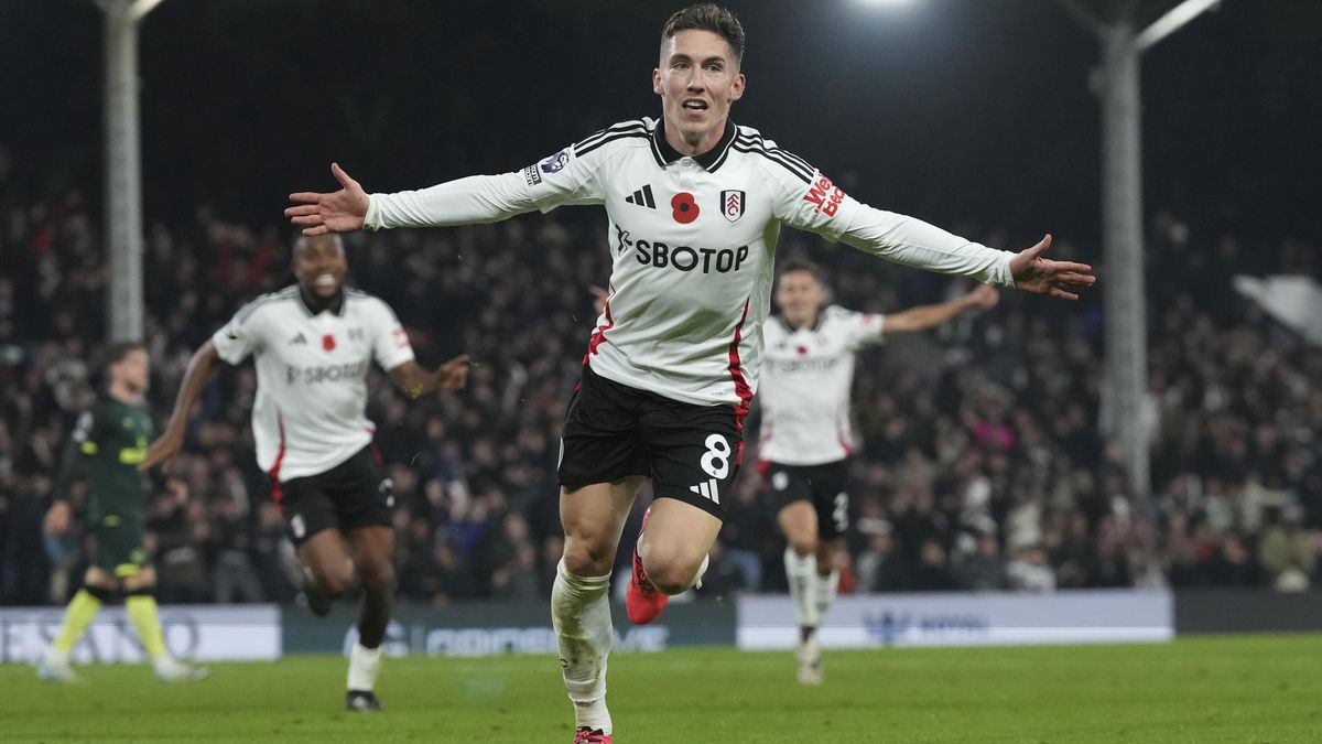 Neuvěřitelný obrat v derby. Žolík dvěma krásnými brankami v nastavení vystřelil Fulhamu výhru