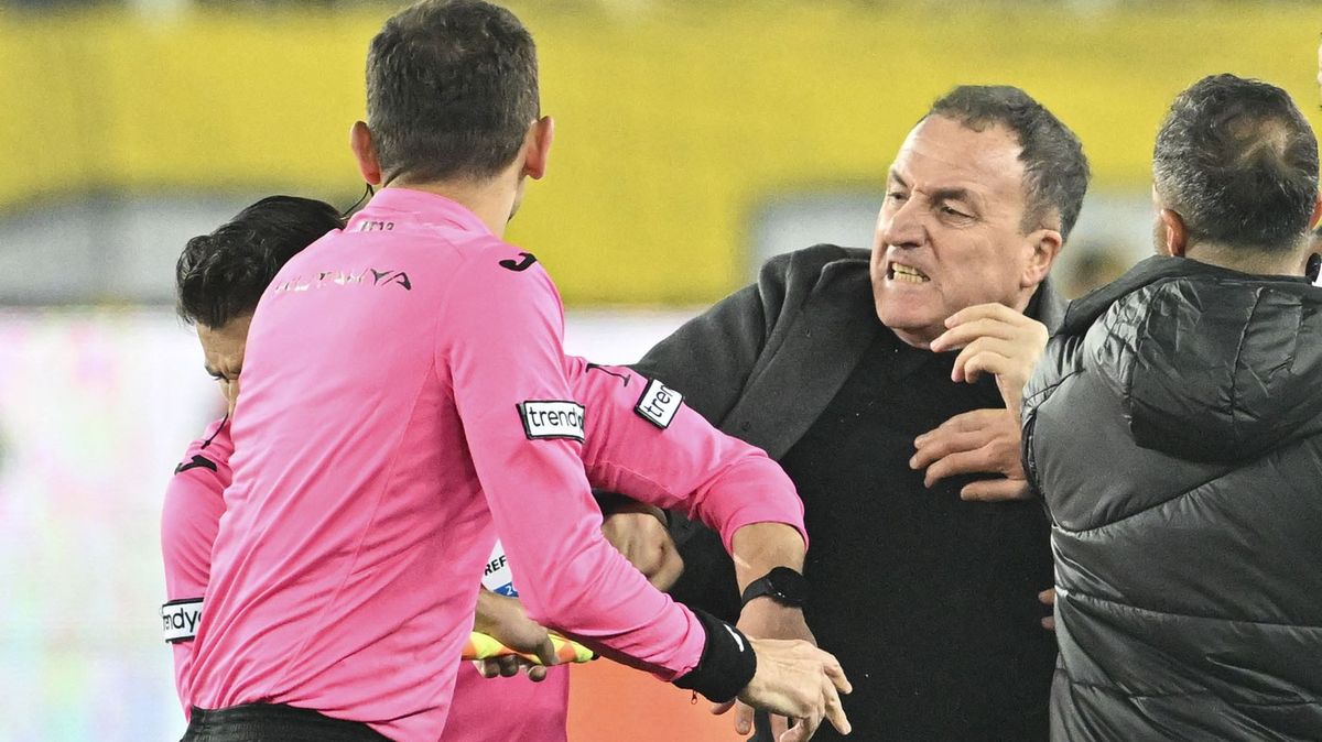 Pěstí rozhodčímu, vyhrožování. Soud poslal bývalého šéfa fotbalového klubu do vězení
