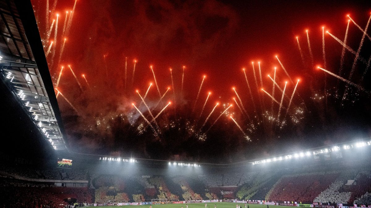 Slavia zaujala ve světě. Eden v pláštěnkách se šíří, viděly ho už miliony lidí