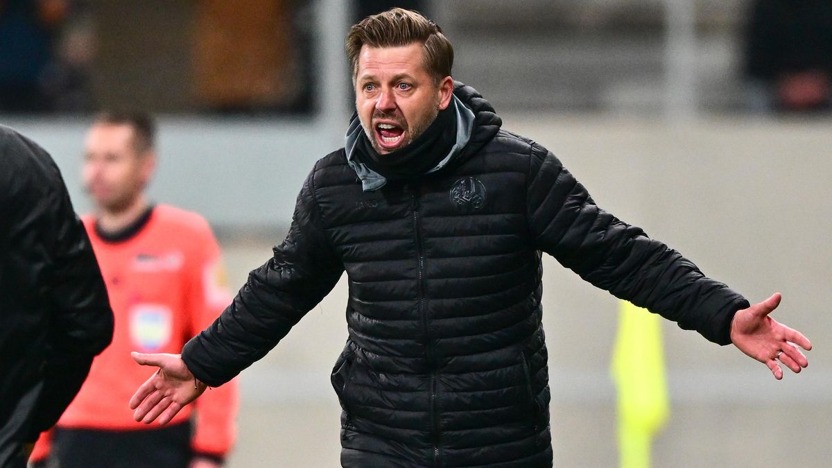 Hradec chtěl proti Slavii penaltu, Horejš dostal žlutou místo ředitele