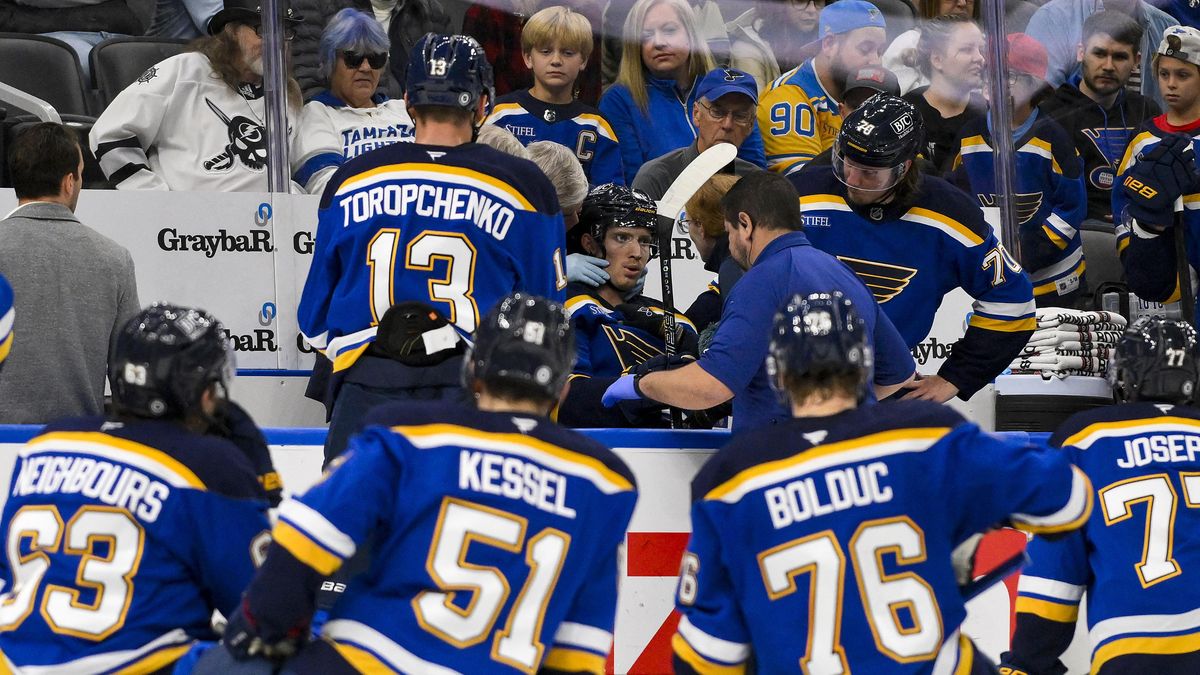 Panika v St. Louis. Po ráně do krku vezli kanadského útočníka do nemocnice