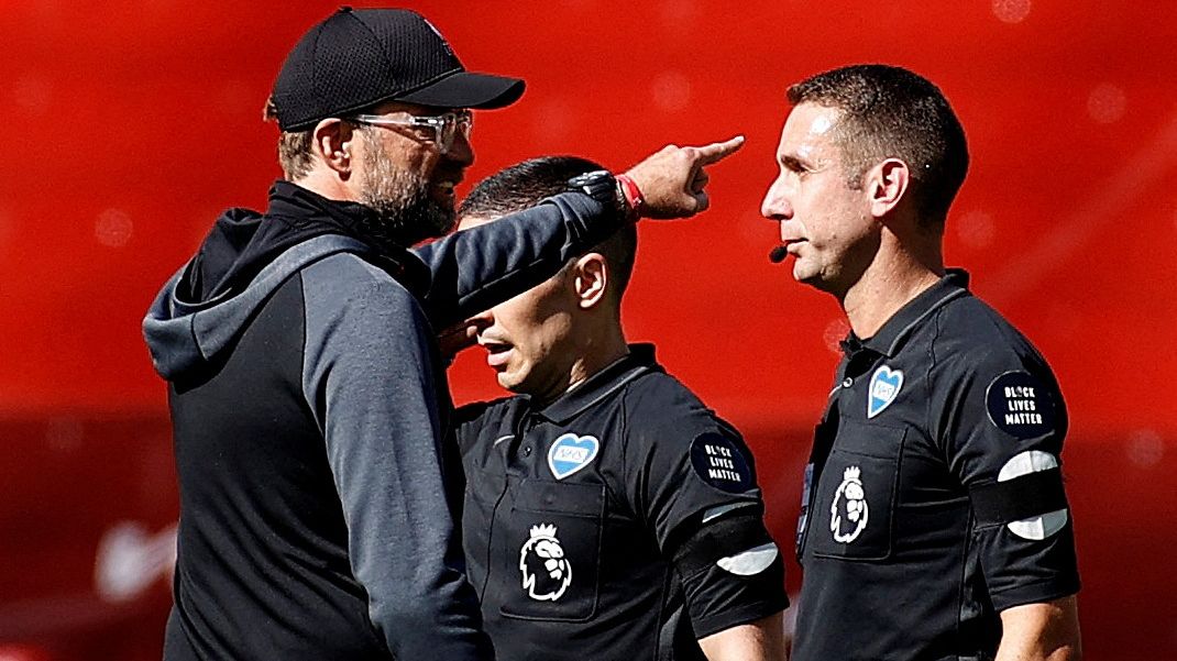 Skandál v Anglii. Za urážky Kloppa vyfasoval rozhodčí stopku