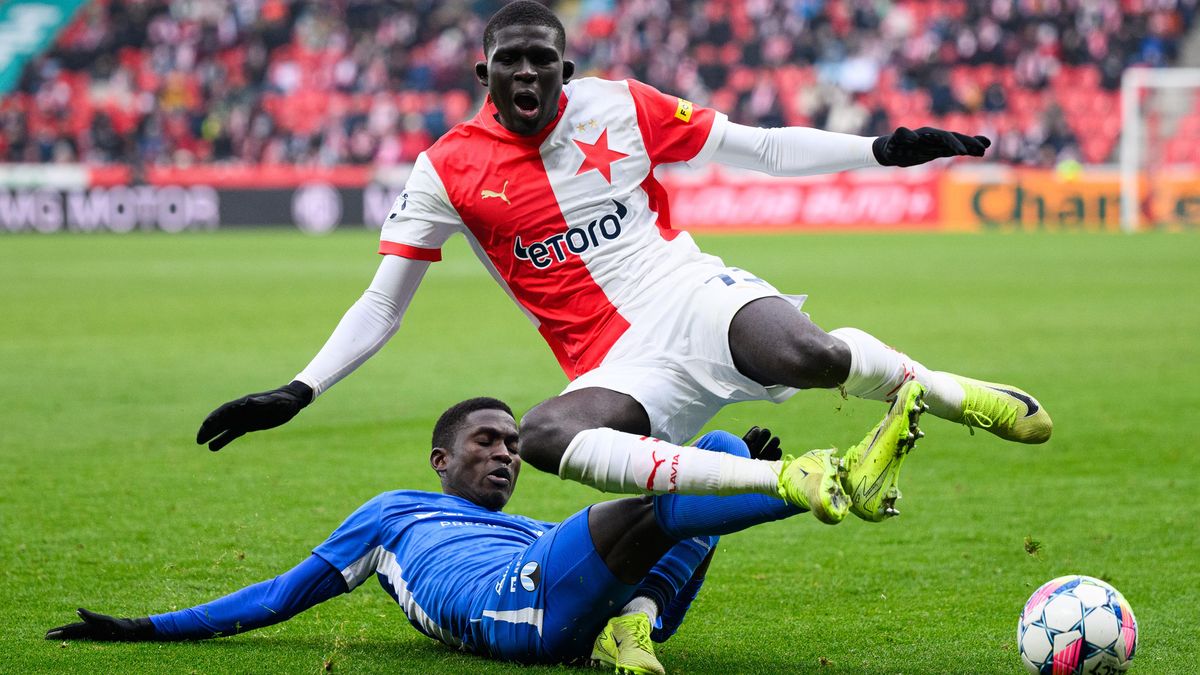 ČT ROZJEZD Jak se Slavia zamilovala do afrického klenotu. Kdo se o něj zajímá v Anglii?