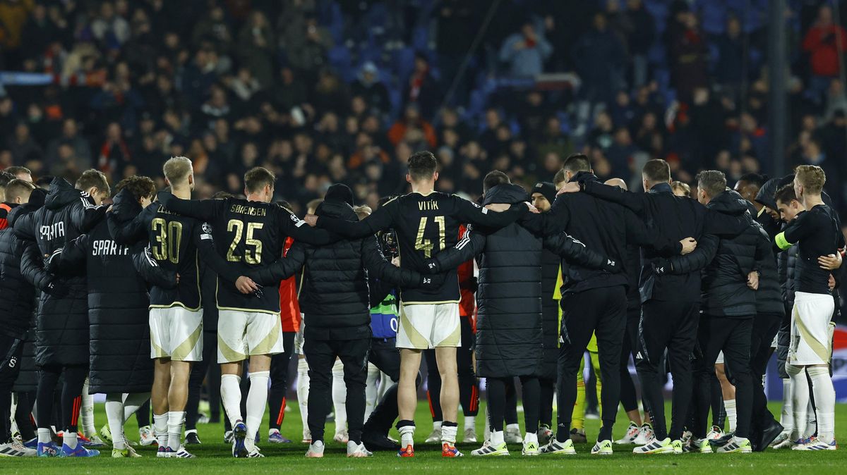 Kamery odhalily, co říká Friis v kolečku. S Priskem po zápase téměř nemluvil