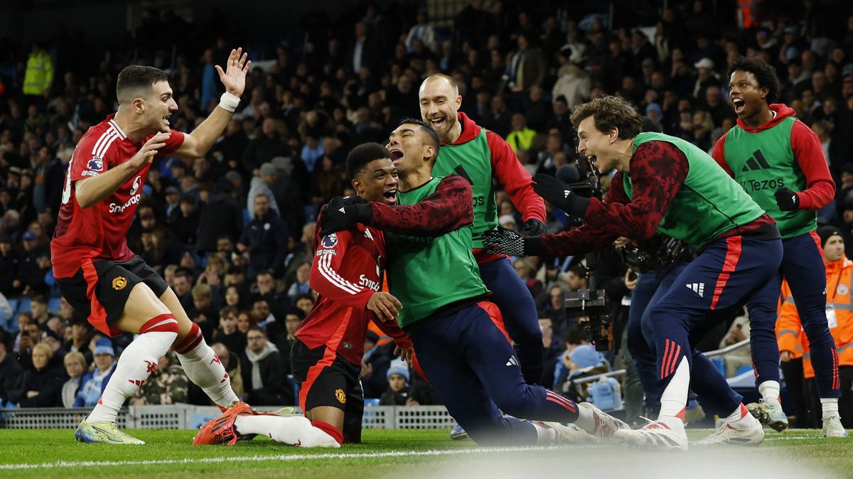 Další kolaps Manchesteru City, United otočili derby v závěru