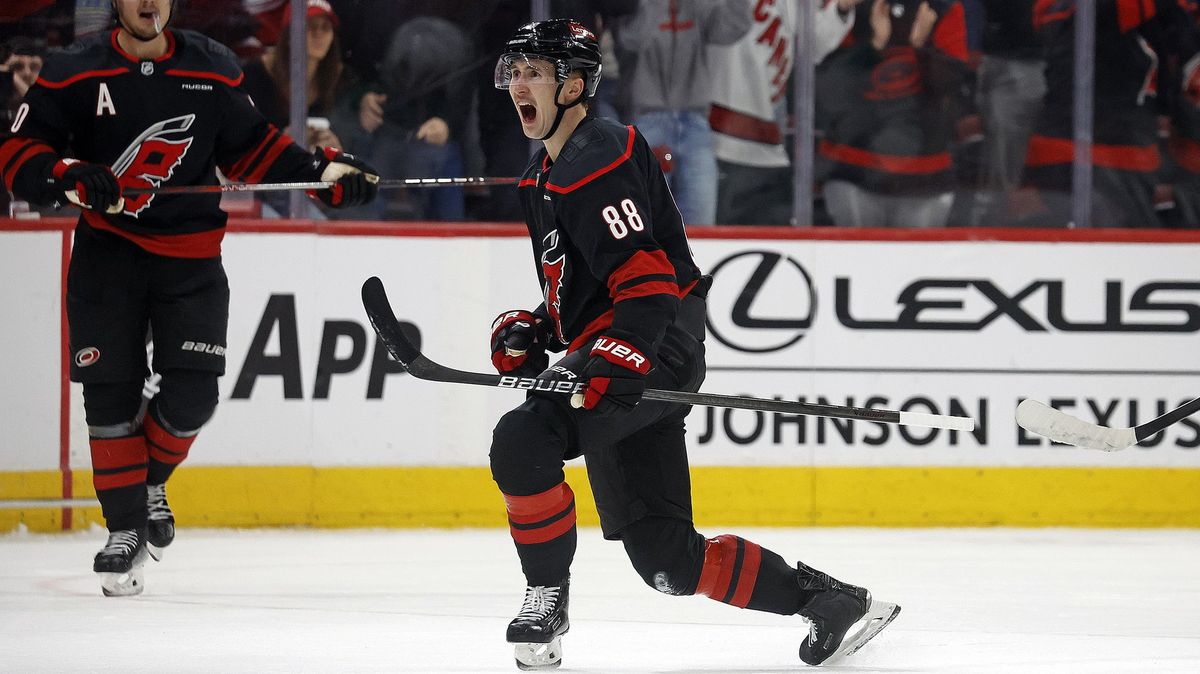 Nečas se přetahuje o vedení v produktivitě NHL. Má stejně bodů jako první Rus