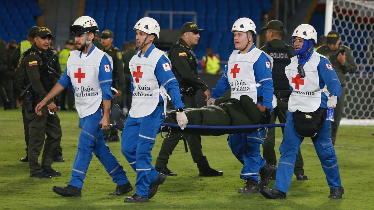 Fanoušci stříleli na policisty. Vítězný tým evakuovalo obrněné vozidlo