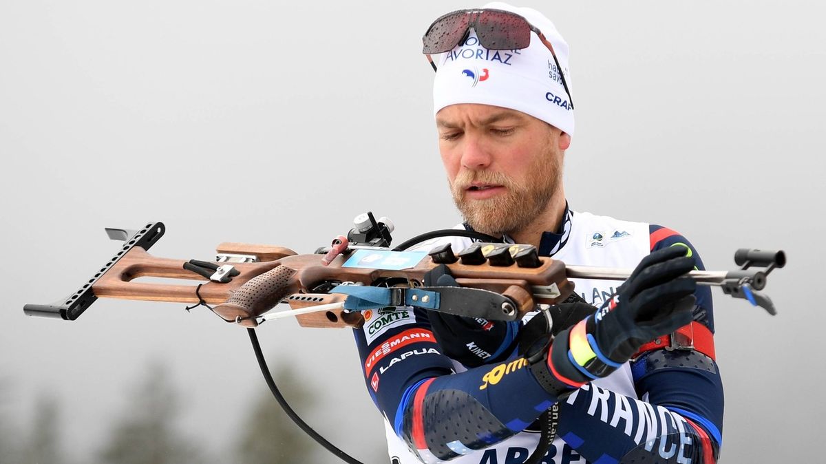 Biatlonový mistr světa vyzrál na silný déšť. Na nástřel si vzal netradiční pomůcku
