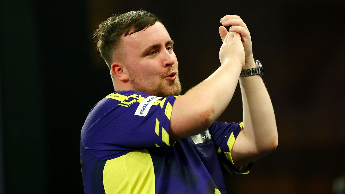 Ve čtvrtfinále šipkařského MS jsou i Van Gerwen a supertalent Littler
