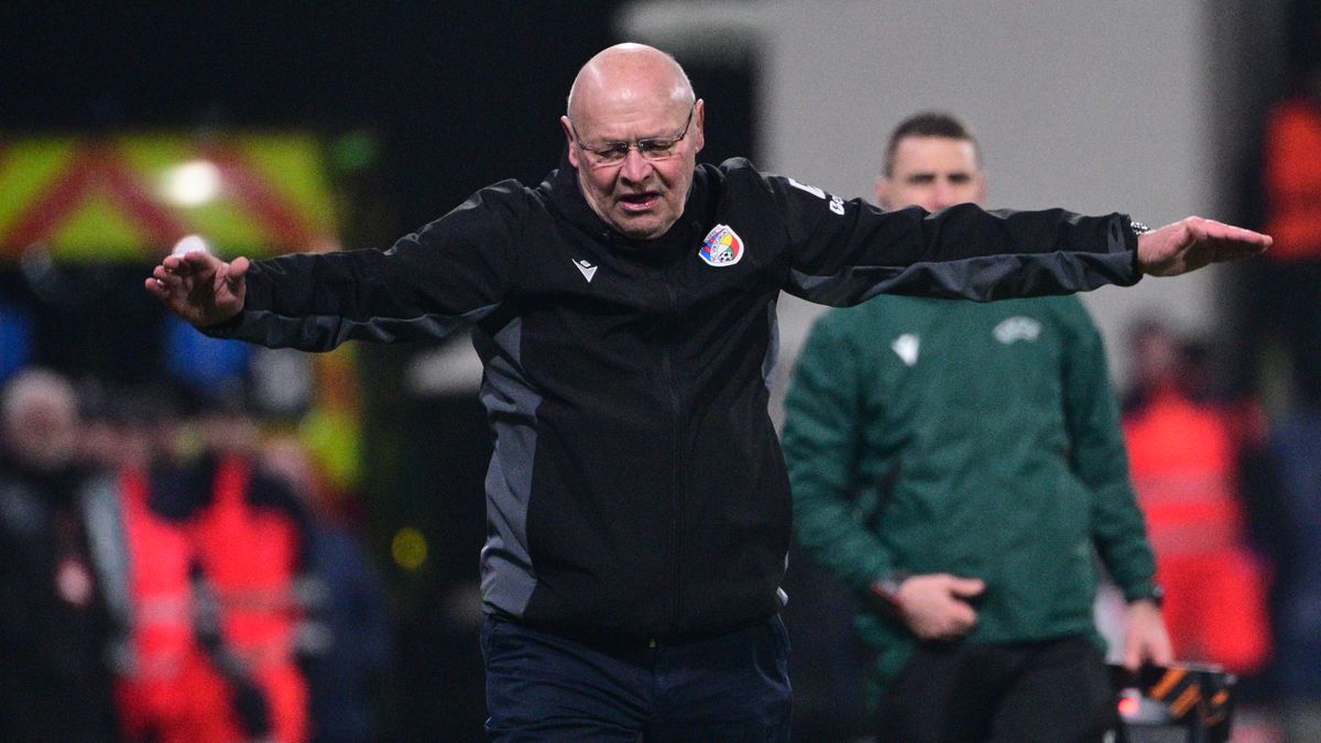 Zase mě vyhazujete, stáří si nikdo neváží, vtipkoval Koubek po kanonádě s Dynamem