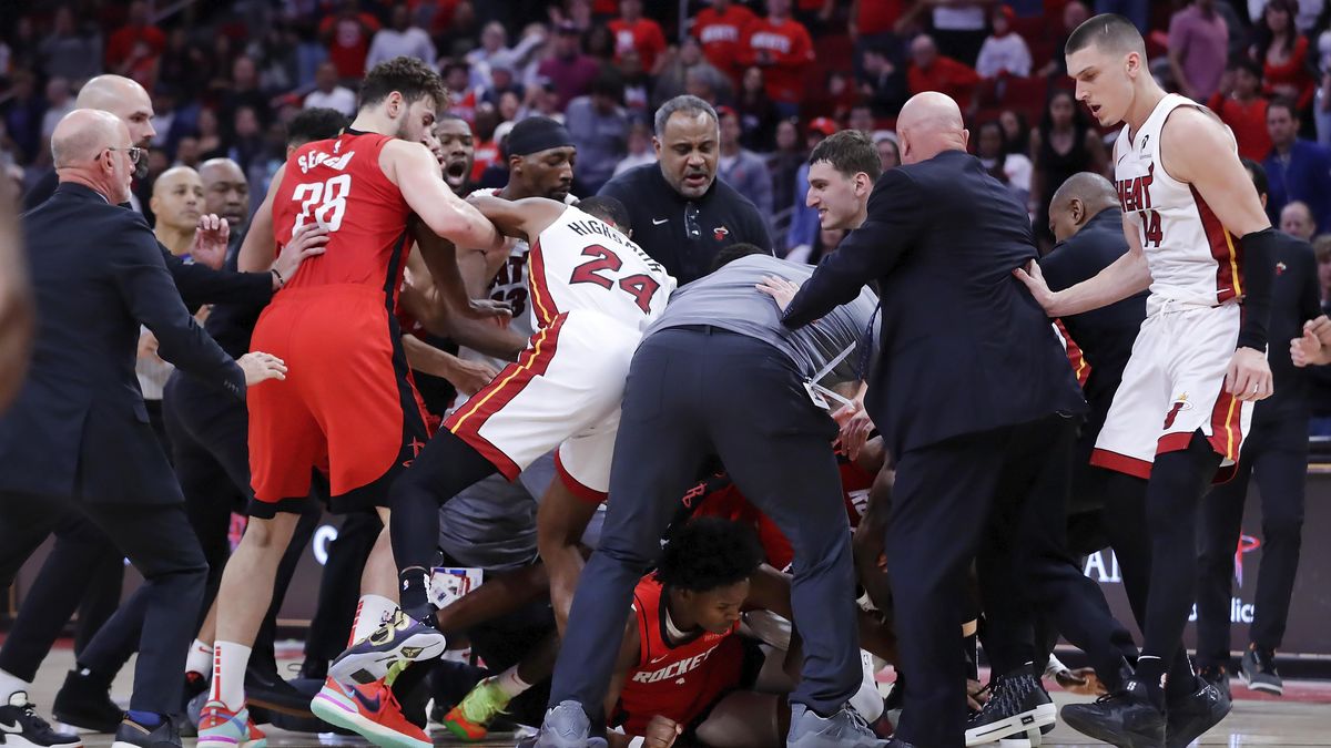 Hromadná bitka v NBA! Rozhodčí vylučovali hráče i trenéry