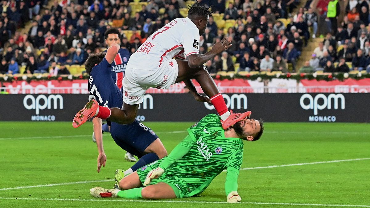 Brutální zákrok. Gólman PSG málem přišel o oko