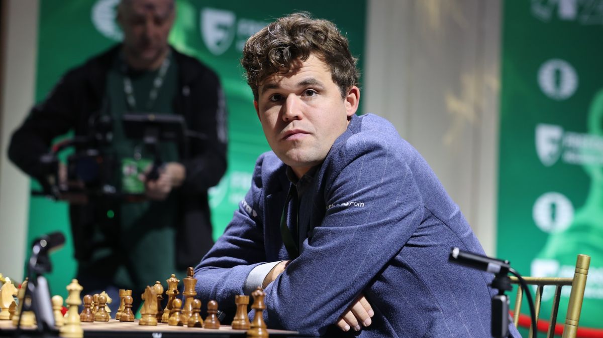 Carlsen se vrátí v džínách a bude hrát šampionát v bleskovém šachu