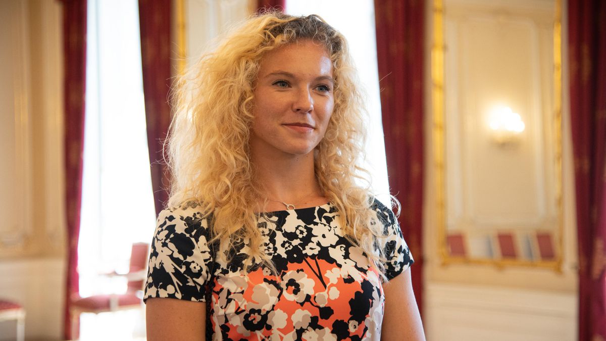 Siniaková v plavkách při vlnobití i pod mrakodrapy osvěžovala mysl. Zpět do reality, velí