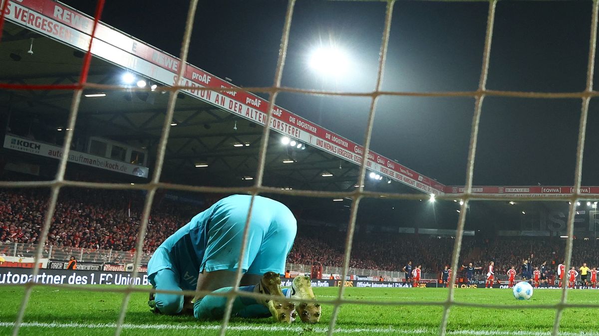 Bizarní bundesligové drama: útočník v bráně, hozený zapalovač a pakt o neútočení