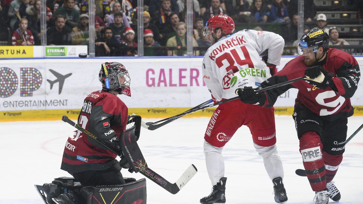 Třinec soptil kvůli neuznané brance. Pískli gól, nebo ofsajd? nechápal střelec Kovařčík