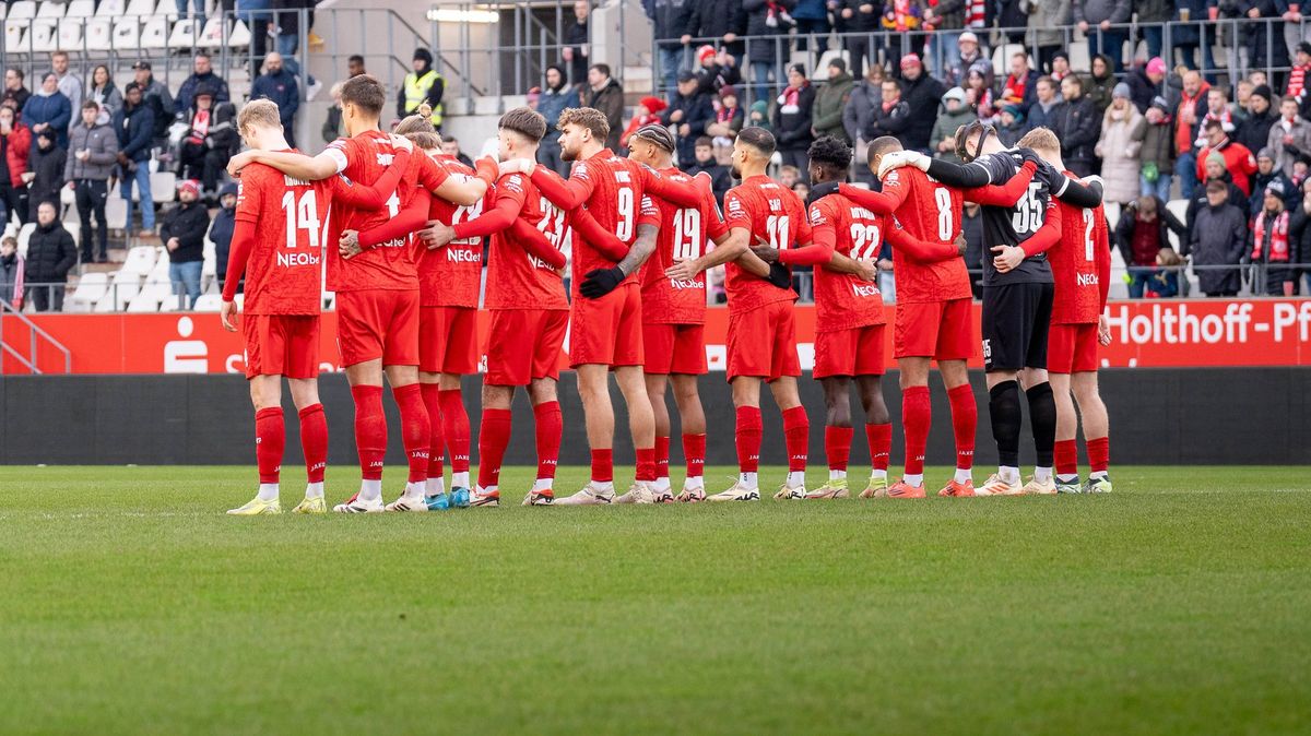 Nacisté ven! Stadion v Essenu vykázal fanouška za narušení minuty ticha