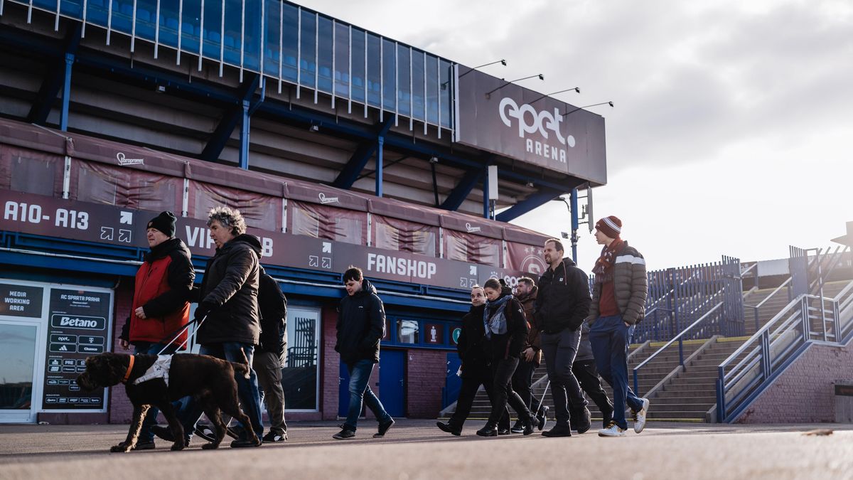 Prohlídka Letné pro nevidomé na vlastní kůži. Sparta se chlubí evropským unikátem