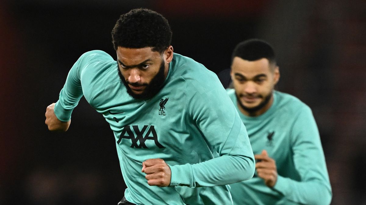 Další obránce Liverpoolu mimo hru. Na delší dobu se zranil i Gomez