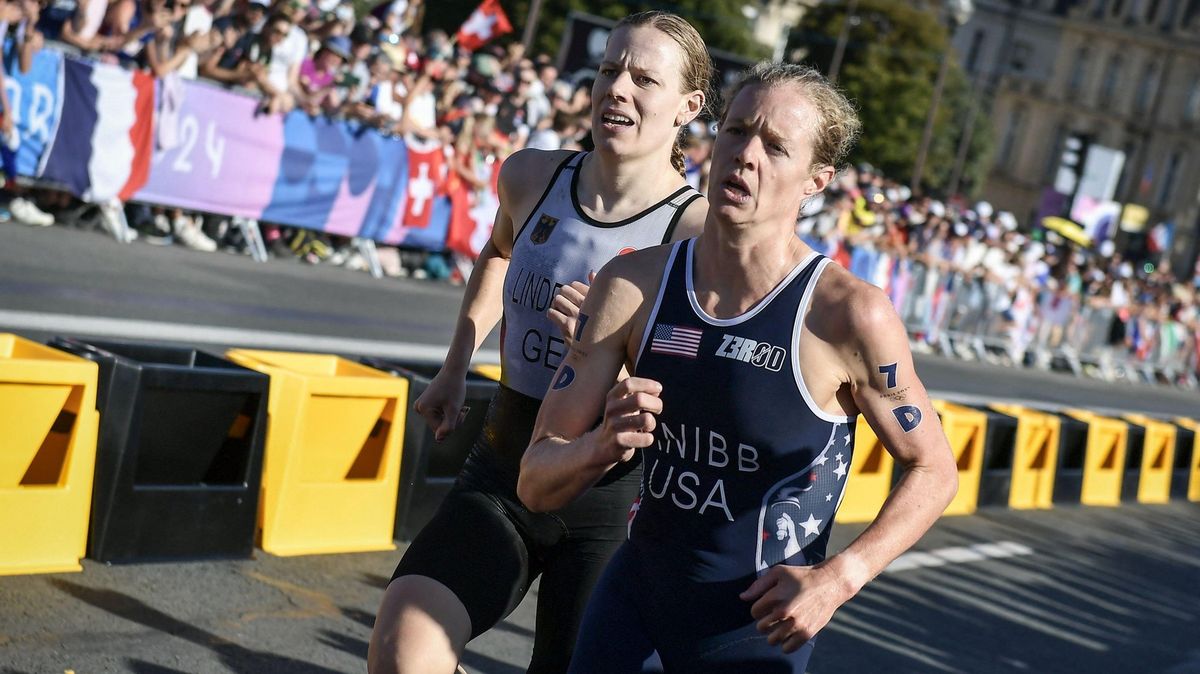 Neberte mě zezadu, žadonila triatlonistka v nadmíru choulostivé situaci při finiši k lákavé prémii