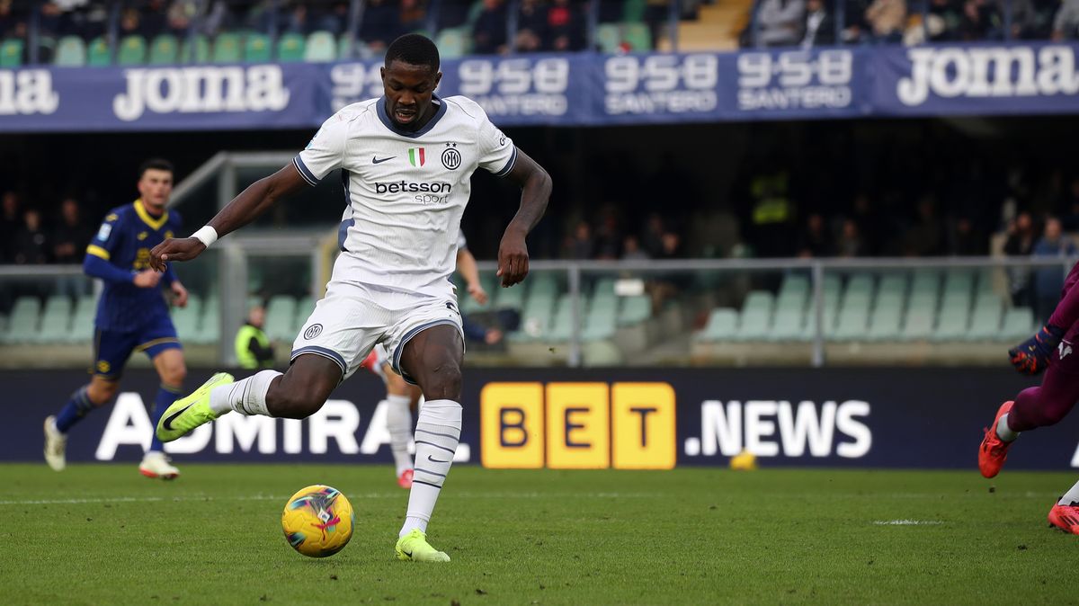 Inter pěti góly za poločas deklasoval Veronu a posunul se do čela Serie A