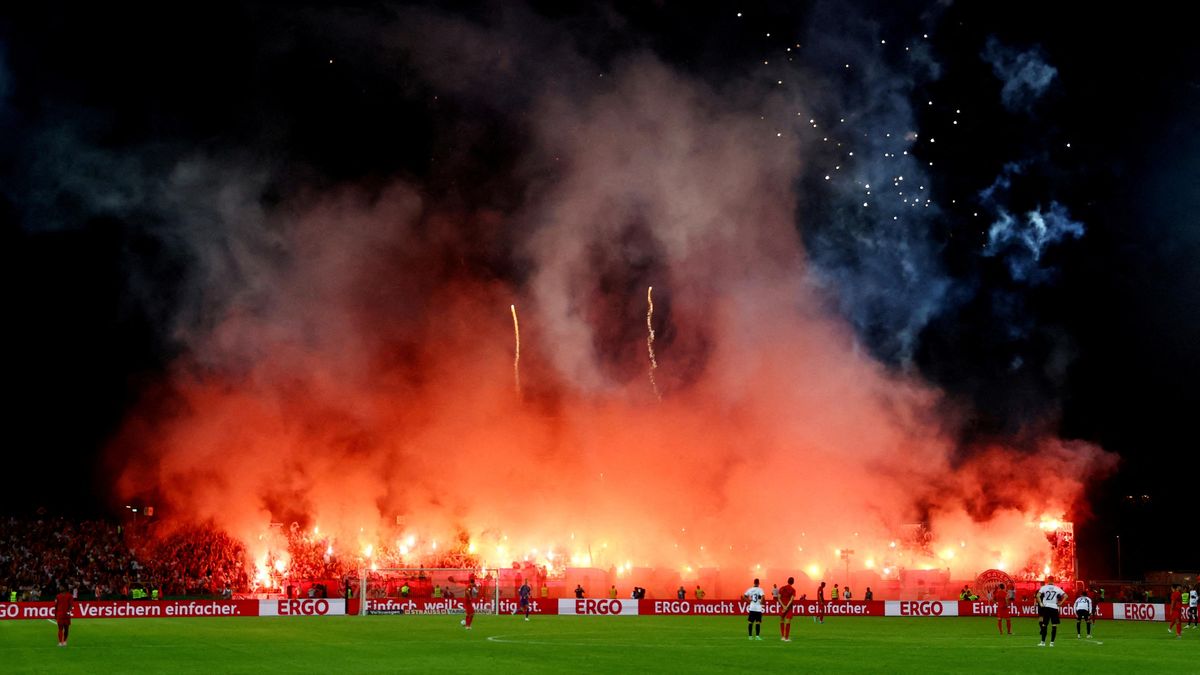 Bayern dostal pokutu 150 000 eur za pyrotechniku fanoušků