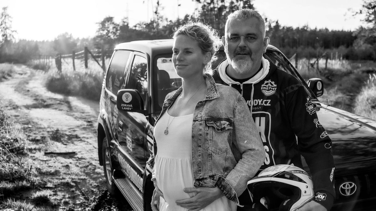 Místo Dakaru cesta do porodnice. Češka čeká miminko se závodním partnerem