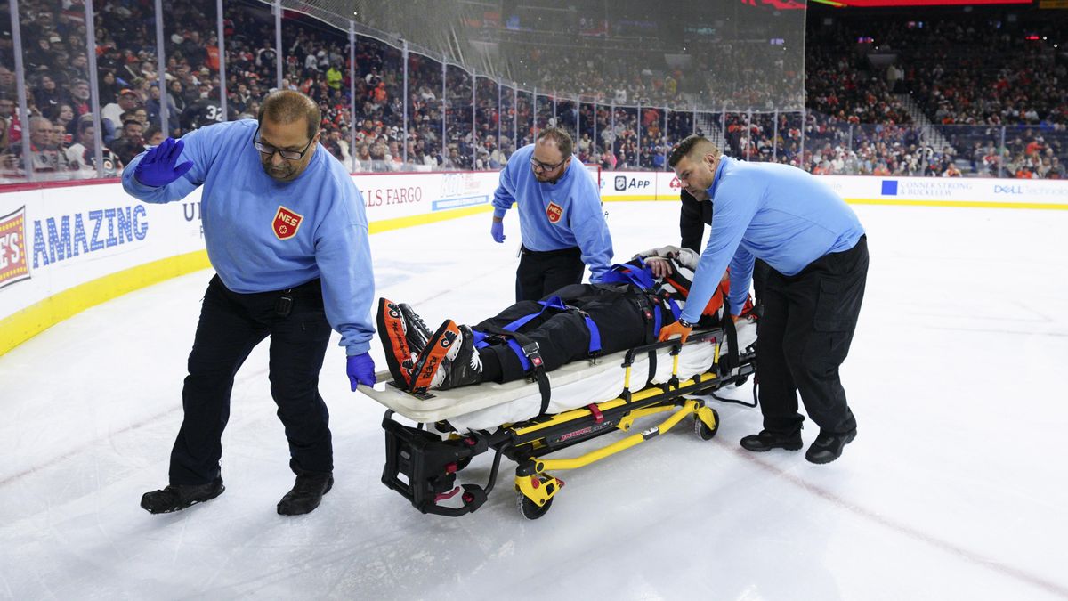 Srážka a rána do zad. Sudího v NHL odváželi na nosítkách