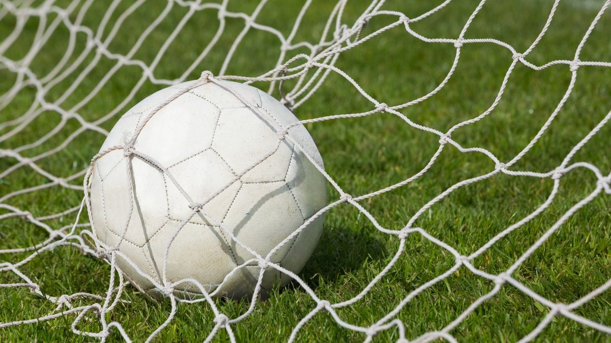 Bizár v žákovské soutěži. Vzteklá matka hráče nafackovala sudímu