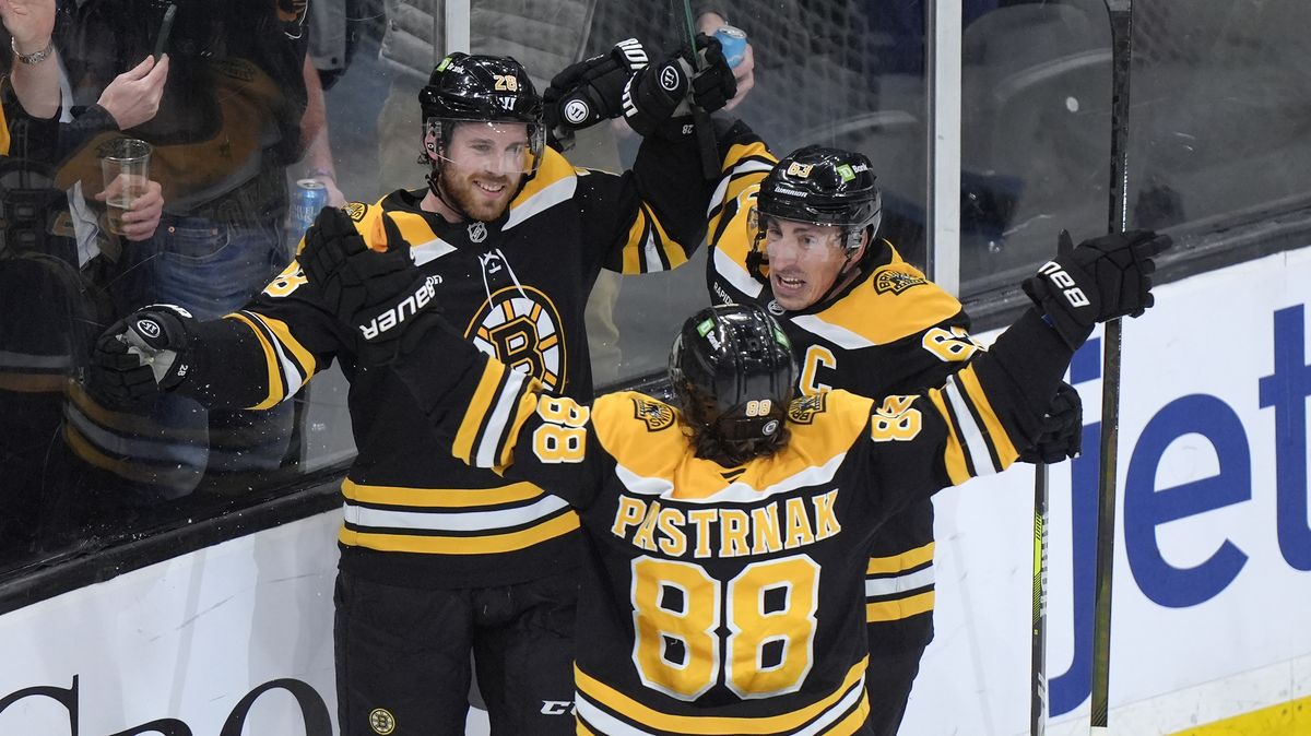 Dočasný hlavní kouč Bostonu zahájil výhrou. Pastrňák asistoval u jediného gólu