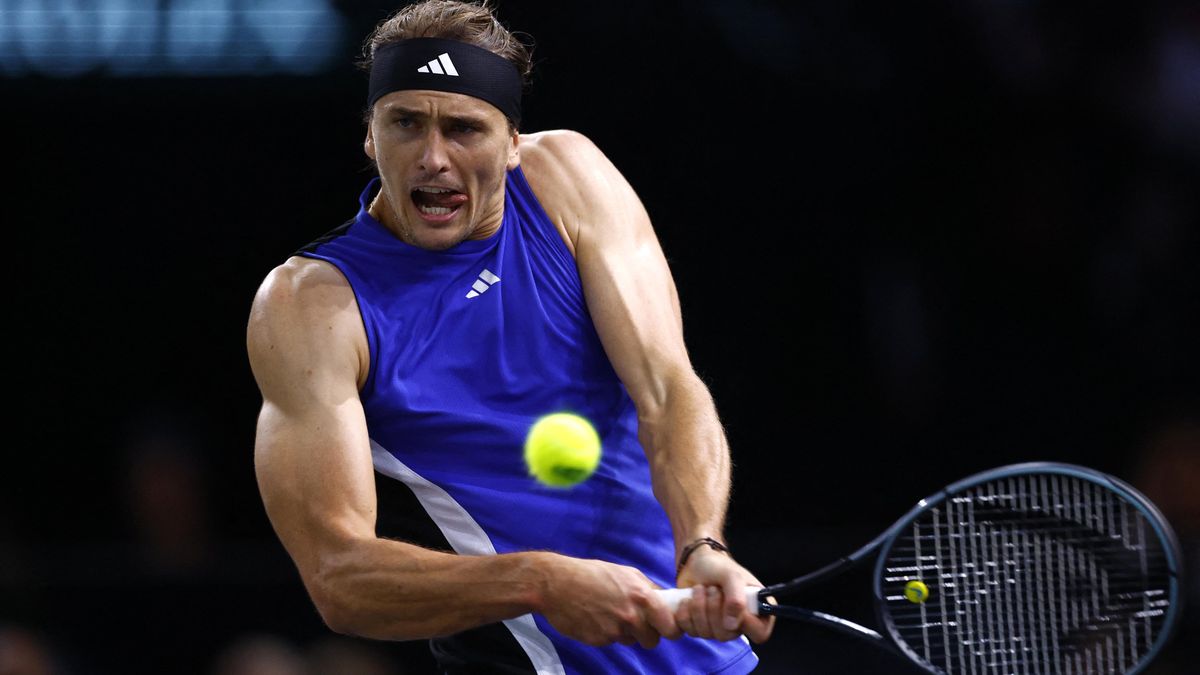 Zverev porazil v Paříži Tsitsipase a ukončil jeho šance na Turnaj mistrů