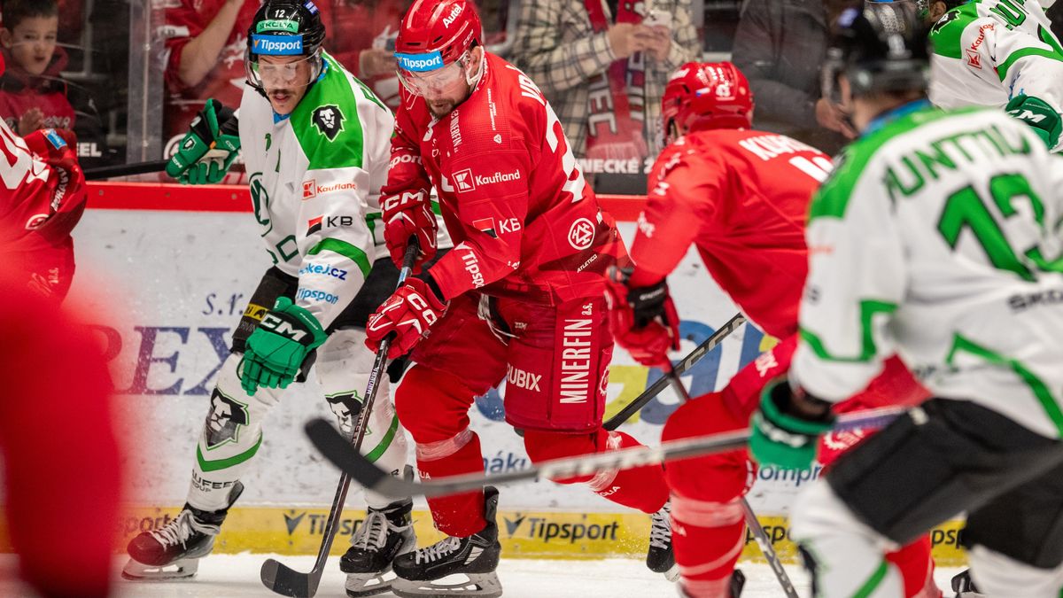 Třinecká kabina zůstala po porážce dlouho uzavřená. Nepůsobíme dobře jako tým, líčil Kacetl