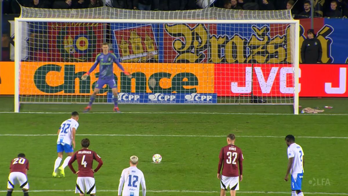 Dívej, máš prázdnou bránu! Gólman Sparty před penaltou dráždil střelce Baníku