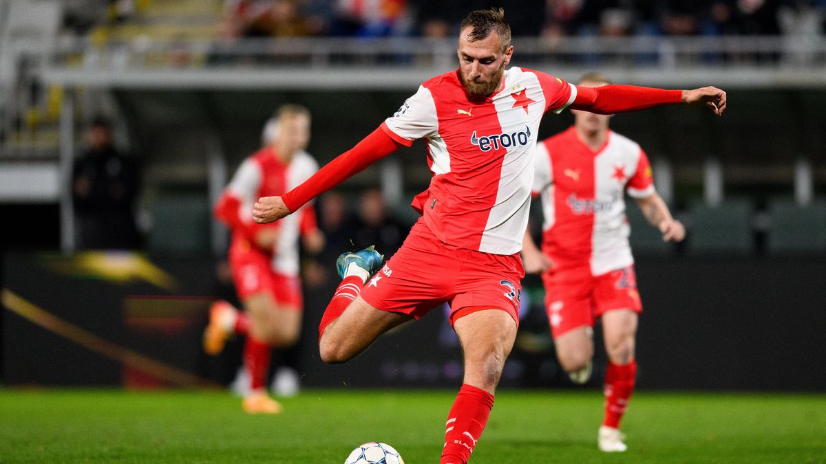 Podavač míčů na Slavii rozzlobil hosty, Chorý si zahrál na bodyguarda