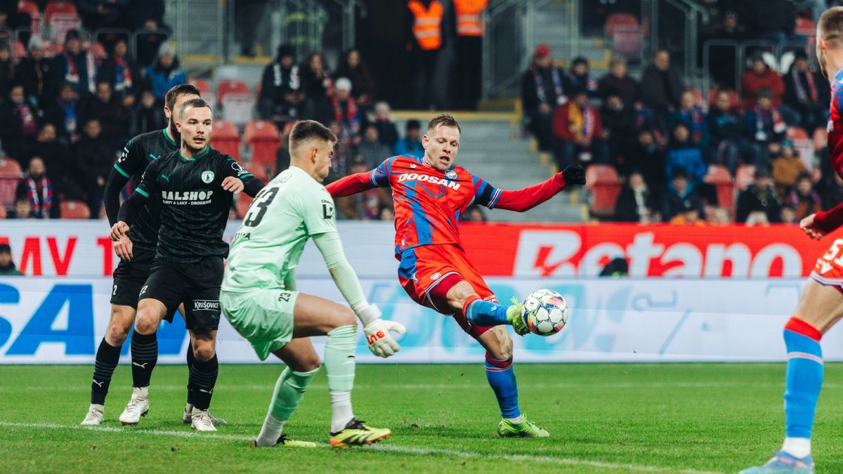 Kanonýr Plzně se 106 starty v Premier League se dere zpátky na výsluní
