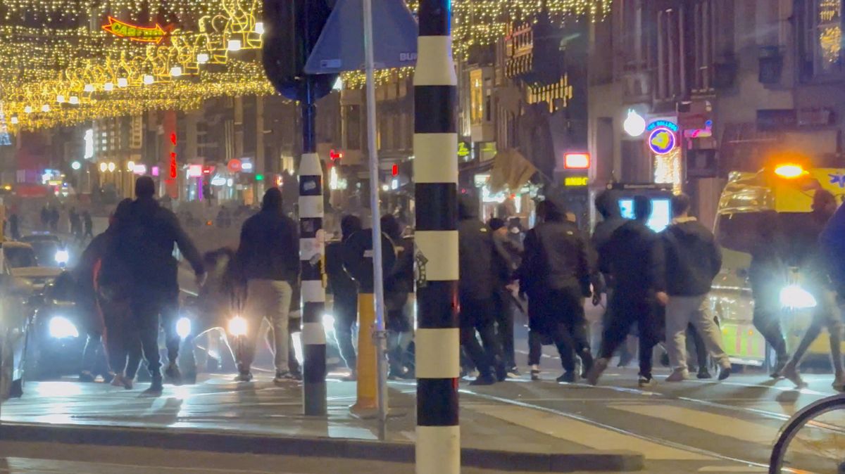 Šokující scény z Amsterdamu. Pogrom na fanoušky, komentuje násilí Izrael