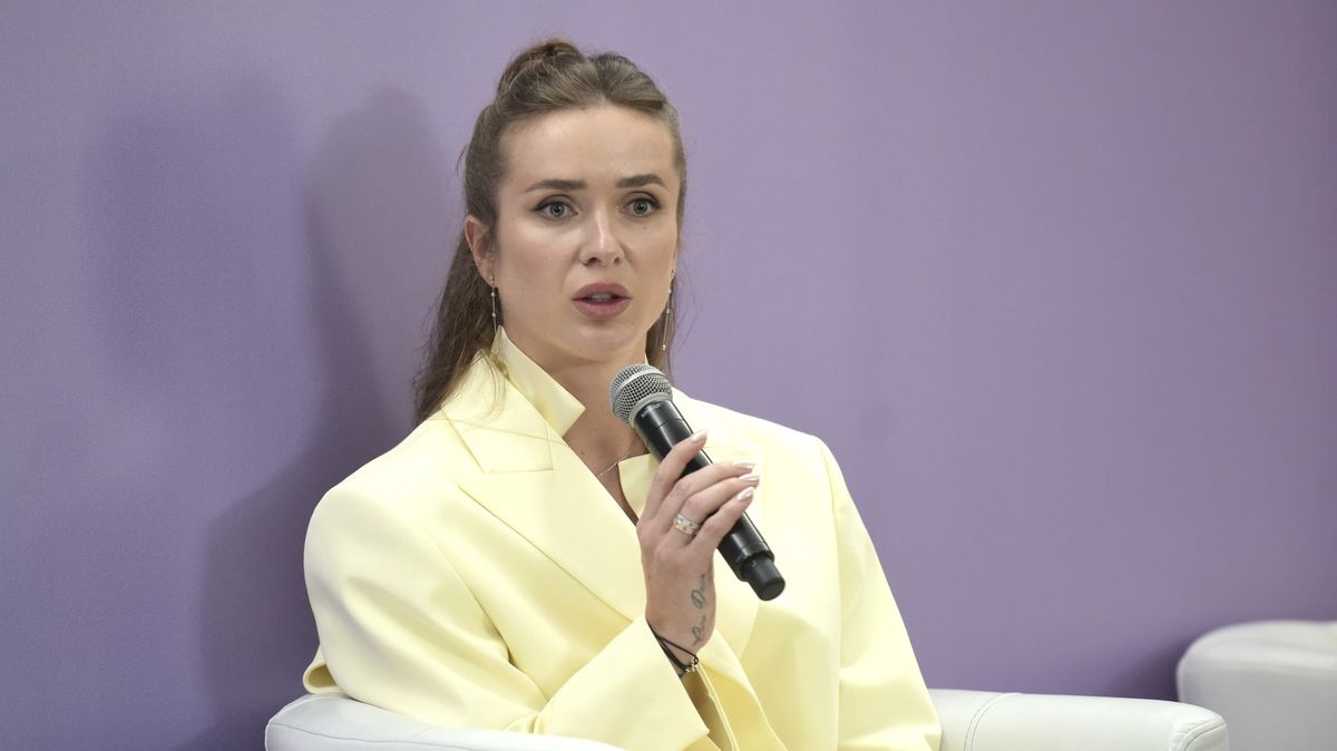 Hvězdná tenistka podpořila obránce své vlasti přímo na frontě. V uniformě a se zbraní