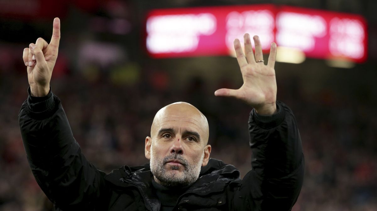 Kolik máte titulů? Guardiola si rýpl do fanoušků rivala gestem à la Mourinho